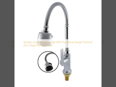 전통적인 디자인으로 닦은 싱글 핸들 펌프와 함께 현대적인 뜨거운 차가운 물 펌프