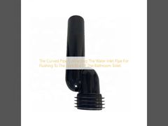 화장실 변기의 물통에 물을 공급하기 위해 물 공급 파이프와 연결된 굽은 파이프.